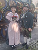 Trachten und Sch�tzenzug und Oide Wiesn Auftritt